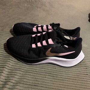 Nike Women's Black and Pink Sneakers